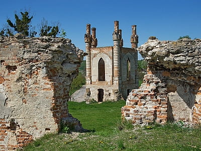 Новомалинський замок на Рівненщині — руїни давньої фортеці XIV ст., палац Сосновських, неоготична каплиця та легенди про підземелля.