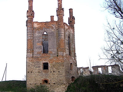 Новомалинський замок на Рівненщині — руїни давньої фортеці XIV ст., палац Сосновських, неоготична каплиця та легенди про підземелля.