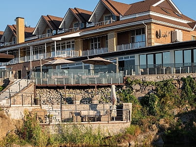 «Потоки Хауз» — це сучасний спа-готель, розташований у мальовничому куточку Полтавщини, на березі річки Дніпро, у селі Кам’яні Потоки поблизу Кременчука. 