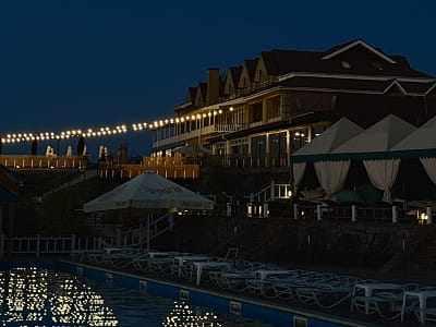 «Потоки Хауз» — це сучасний спа-готель, розташований у мальовничому куточку Полтавщини, на березі річки Дніпро, у селі Кам’яні Потоки поблизу Кременчука. 