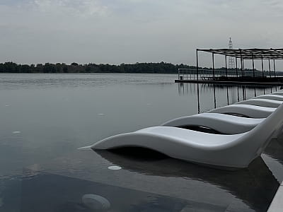 аквазона на березі Дніпра в заміському комплексі «Потоки Хауз» у мальовничому куточку Полтавщини, на березі річки Дніпро, у селі Кам’яні Потоки поблизу Кременчука.