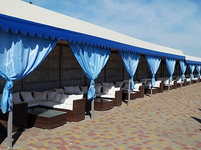 аквазона на березі Дніпра в заміському комплексі «Потоки Хауз» у мальовничому куточку Полтавщини, на березі річки Дніпро, у селі Кам’яні Потоки поблизу Кременчука.