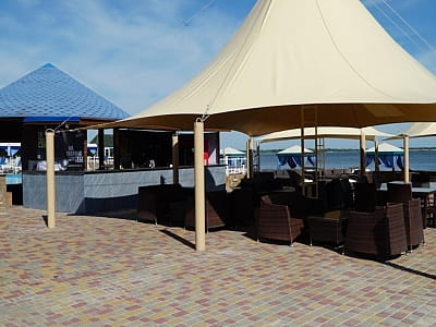 Показати зміст «Потоки Хауз» — це сучасний спа-готель, розташований у мальовничому куточку Полтавщини, на березі річки Дніпро, у селі Кам’яні Потоки поблизу Кременчука. 