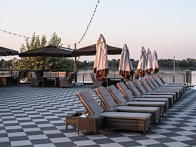 аквазона з лежаками та бунгало на березі Дніпра в заміському комплексі «Потоки Хауз» у мальовничому куточку Полтавщини, на березі річки Дніпро, у селі Кам’яні Потоки поблизу Кременчука.