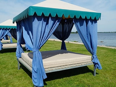 аквазона з лежаками та бунгало на березі Дніпра в заміському комплексі «Потоки Хауз» у мальовничому куточку Полтавщини, на березі річки Дніпро, у селі Кам’яні Потоки поблизу Кременчука.