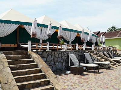 аквазона з лежаками та бунгало на березі Дніпра в заміському комплексі «Потоки Хауз» у мальовничому куточку Полтавщини, на березі річки Дніпро, у селі Кам’яні Потоки поблизу Кременчука.