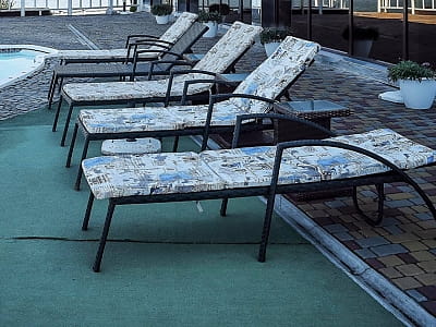 аквазона з лежаками та бунгало на березі Дніпра в заміському комплексі «Потоки Хауз» у мальовничому куточку Полтавщини, на березі річки Дніпро, у селі Кам’яні Потоки поблизу Кременчука.