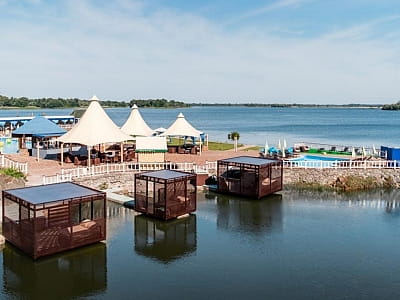 бунгало на воді в заміському комплексі «Потоки Хауз» у мальовничому куточку Полтавщини, на березі річки Дніпро, у селі Кам’яні Потоки поблизу Кременчука.