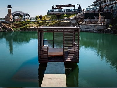 бунгало на воді в заміському комплексі «Потоки Хауз» у мальовничому куточку Полтавщини, на березі річки Дніпро, у селі Кам’яні Потоки поблизу Кременчука.