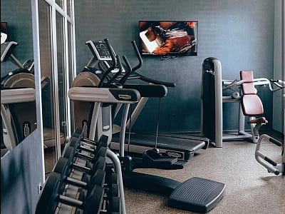 тренажерна зала в заміському комплексі «Потоки Хауз» у мальовничому куточку Полтавщини, на березі річки Дніпро, у селі Кам’яні Потоки поблизу Кременчука.