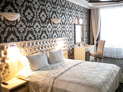 номери в готелі в заміському комплексі «Потоки Хауз» у мальовничому куточку Полтавщини, на березі річки Дніпро, у селі Кам’яні Потоки поблизу Кременчука.