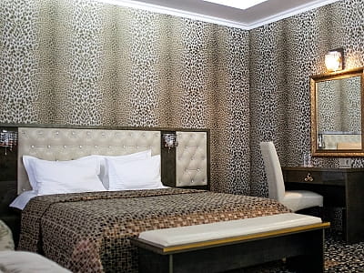 номери в готелі в заміському комплексі «Потоки Хауз» у мальовничому куточку Полтавщини, на березі річки Дніпро, у селі Кам’яні Потоки поблизу Кременчука.