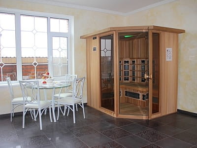 інфрачервона сауна в заміському комплексі «Потоки Хауз» у мальовничому куточку Полтавщини, на березі річки Дніпро, у селі Кам’яні Потоки поблизу Кременчука.