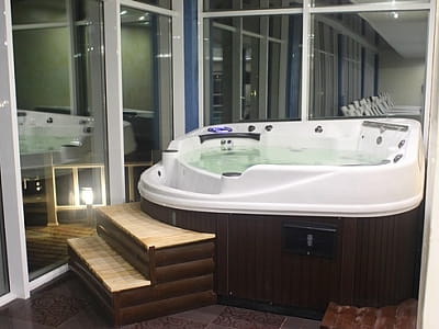 гідромасажна ванна (джакузі) в заміському комплексі «Потоки Хауз» у мальовничому куточку Полтавщини, на березі річки Дніпро, у селі Кам’яні Потоки поблизу Кременчука.