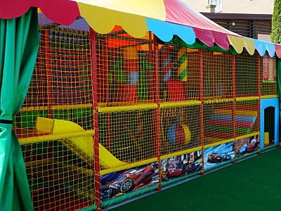 дитячий майданчик в заміському комплексі «Потоки Хауз» у мальовничому куточку Полтавщини, на березі річки Дніпро, у селі Кам’яні Потоки поблизу Кременчука.