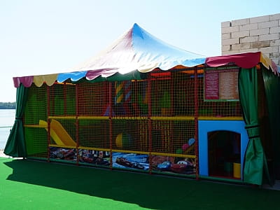 дитячий майданчик в заміському комплексі «Потоки Хауз» у мальовничому куточку Полтавщини, на березі річки Дніпро, у селі Кам’яні Потоки поблизу Кременчука.