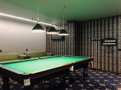 більярдна зала в заміському комплексі «Потоки Хауз» у мальовничому куточку Полтавщини, на березі річки Дніпро, у селі Кам’яні Потоки поблизу Кременчука.