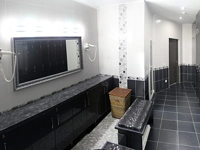 роздягальня при SPA в заміському комплексі «Потоки Хауз» у мальовничому куточку Полтавщини, на березі річки Дніпро, у селі Кам’яні Потоки поблизу Кременчука.