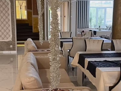 ресторан в заміському комплексі «Потоки Хауз» у мальовничому куточку Полтавщини, на березі річки Дніпро, у селі Кам’яні Потоки поблизу Кременчука.