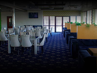 ресторан в заміському комплексі «Потоки Хауз» у мальовничому куточку Полтавщини, на березі річки Дніпро, у селі Кам’яні Потоки поблизу Кременчука.