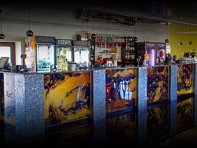 ресторан в заміському комплексі «Потоки Хауз» у мальовничому куточку Полтавщини, на березі річки Дніпро, у селі Кам’яні Потоки поблизу Кременчука.