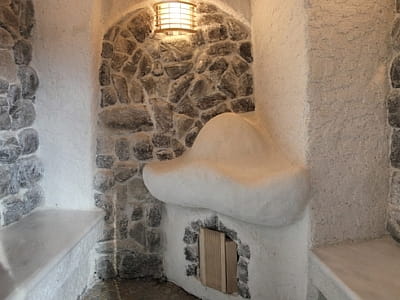 соляна лазня в заміському комплексі «Потоки Хауз» у мальовничому куточку Полтавщини, на березі річки Дніпро, у селі Кам’яні Потоки поблизу Кременчука.