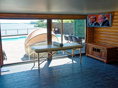 масажний стіл в заміському комплексі «Потоки Хауз» у мальовничому куточку Полтавщини, на березі річки Дніпро, у селі Кам’яні Потоки поблизу Кременчука.