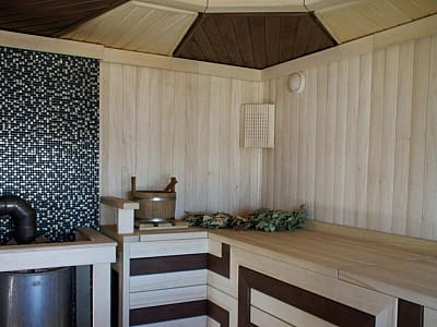 лазня в заміському комплексі «Потоки Хауз» у мальовничому куточку Полтавщини, на березі річки Дніпро, у селі Кам’яні Потоки поблизу Кременчука.