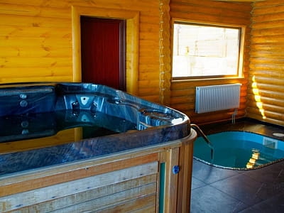 купіль та джакузі при лазні в заміському комплексі «Потоки Хауз» у мальовничому куточку Полтавщини, на березі річки Дніпро, у селі Кам’яні Потоки поблизу Кременчука.