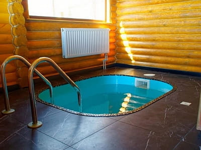 купіль при лазні в заміському комплексі «Потоки Хауз» у мальовничому куточку Полтавщини, на березі річки Дніпро, у селі Кам’яні Потоки поблизу Кременчука.