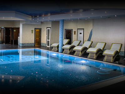 критий басейн в SPA в заміському комплексі «Потоки Хауз» у мальовничому куточку Полтавщини, на березі річки Дніпро, у селі Кам’яні Потоки поблизу Кременчука.