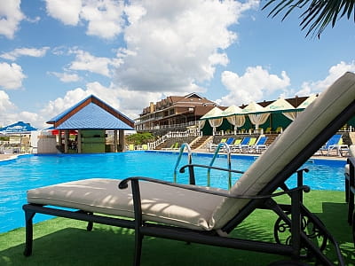 літній відкритий басейн в заміському комплексі «Потоки Хауз» у мальовничому куточку Полтавщини, на березі річки Дніпро, у селі Кам’яні Потоки поблизу Кременчука.