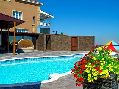 літній відкритий басейн в заміському комплексі «Потоки Хауз» у мальовничому куточку Полтавщини, на березі річки Дніпро, у селі Кам’яні Потоки поблизу Кременчука.