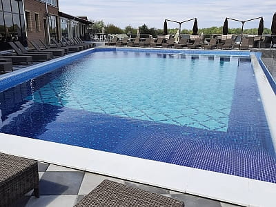 літній відкритий басейн в заміському комплексі «Потоки Хауз» у мальовничому куточку Полтавщини, на березі річки Дніпро, у селі Кам’яні Потоки поблизу Кременчука.