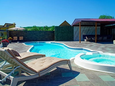 літній відкритий басейн в заміському комплексі «Потоки Хауз» у мальовничому куточку Полтавщини, на березі річки Дніпро, у селі Кам’яні Потоки поблизу Кременчука.