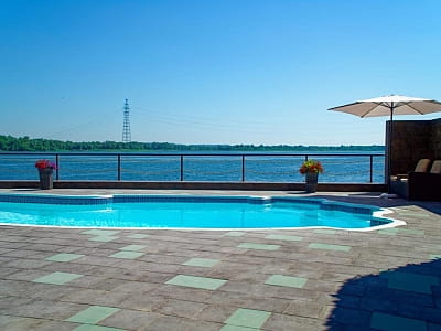 літній відкритий басейн в заміському комплексі «Потоки Хауз» у мальовничому куточку Полтавщини, на березі річки Дніпро, у селі Кам’яні Потоки поблизу Кременчука.