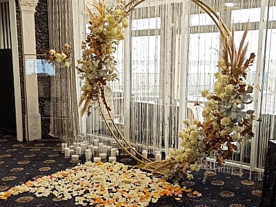 урочисті весільні церемонії в заміському комплексі «Потоки Хауз» у мальовничому куточку Полтавщини, на березі річки Дніпро, в селі Кам'яні Потоки неподалік від Кременчука.