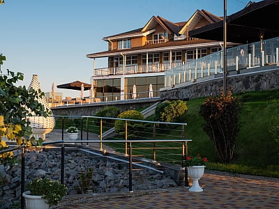 «Потоки Хауз» — це сучасний спа-готель, розташований у мальовничому куточку Полтавщини, на березі річки Дніпро, у селі Кам’яні Потоки поблизу Кременчука. 