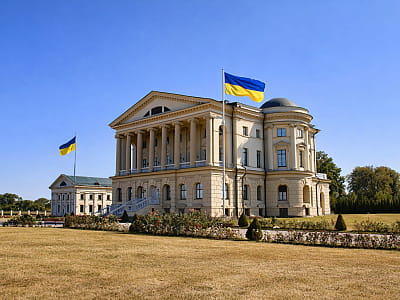 Палац Кирила Розумовського в Батурині — гетьманська резиденція XVIII ст., відреставрований музейний комплекс із парком та історичними експозиціями.