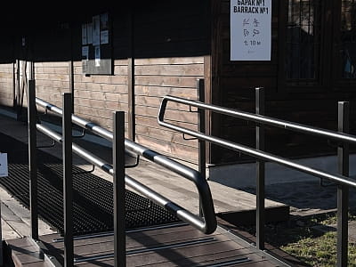 «Територія Терору» досліджує, як нацистський та радянський режими змінювали міський простір і людські долі, перетворюючи життя на боротьбу за виживання. 