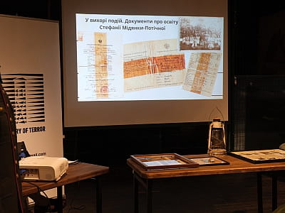 «Територія Терору» досліджує, як нацистський та радянський режими змінювали міський простір і людські долі, перетворюючи життя на боротьбу за виживання. 