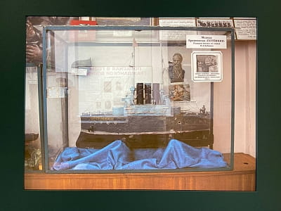 «Територія Терору» досліджує, як нацистський та радянський режими змінювали міський простір і людські долі, перетворюючи життя на боротьбу за виживання. 