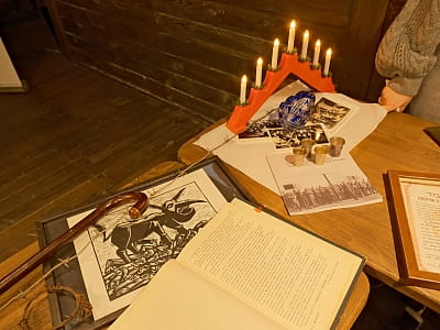 «Територія Терору» досліджує, як нацистський та радянський режими змінювали міський простір і людські долі, перетворюючи життя на боротьбу за виживання. 