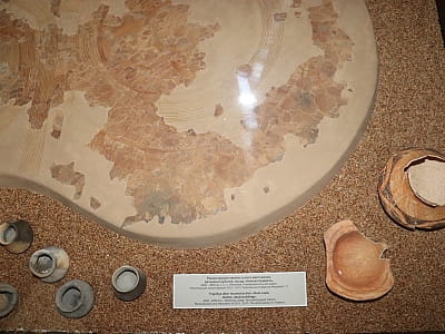 жертовник із трипільського храму у центральноукраїнському обласному краєзнавчому музеї у Кропивницькому