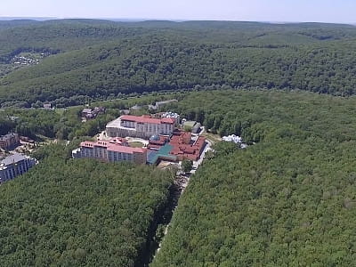 ARDEN PALACE Medical Resort & SPA у Сатанові — сучасний курорт із SPA, басейнами та медичним центром серед природи Подільських Товтр.