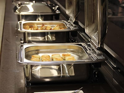 ресторан шведської лінії в заміському комплексі ARDEN PALACE Medical Resort & SPA в селищі Сатанів Хмельницької області