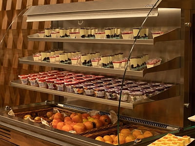 ресторан шведської лінії в заміському комплексі ARDEN PALACE Medical Resort & SPA в селищі Сатанів Хмельницької області