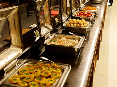 ресторан шведської лінії в заміському комплексі ARDEN PALACE Medical Resort & SPA в селищі Сатанів Хмельницької області