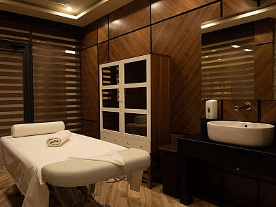 СПА-центр в заміському комплексі ARDEN PALACE Medical Resort & SPA в селищі Сатанів Хмельницької області