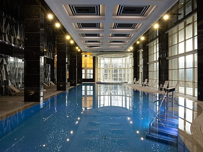 критий 24 метровий басейн оснащений водними атракціонами в заміському комплексі ARDEN PALACE Medical Resort & SPA в селищі Сатанів Хмельницької області